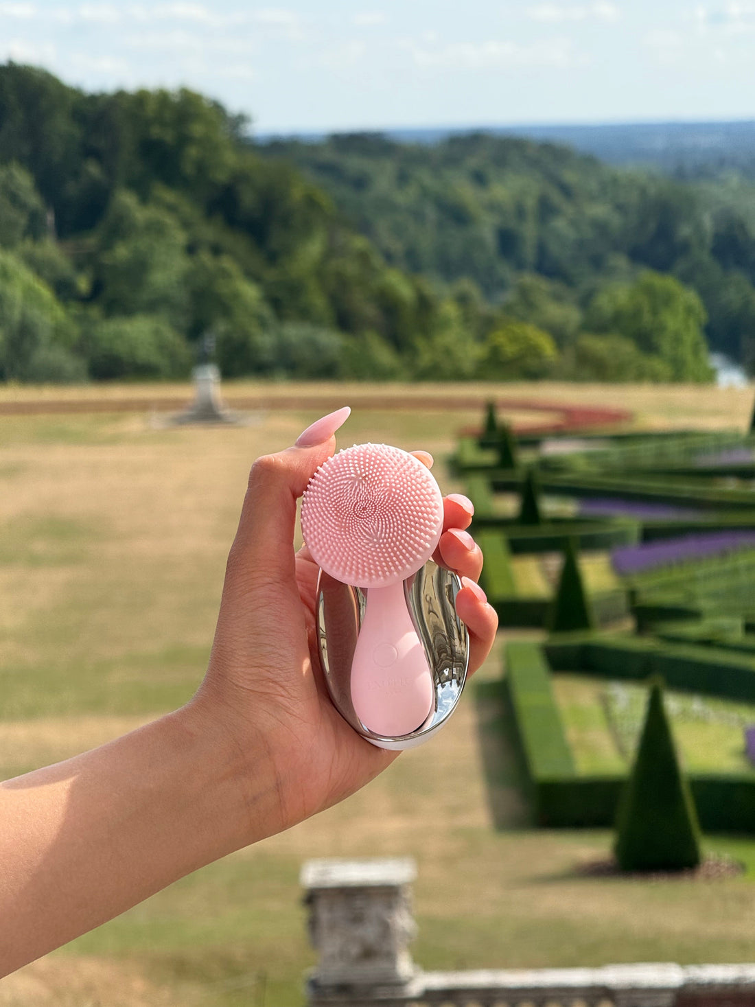 Where Tech Meets Touch: The New Era of Intelligent Skincare